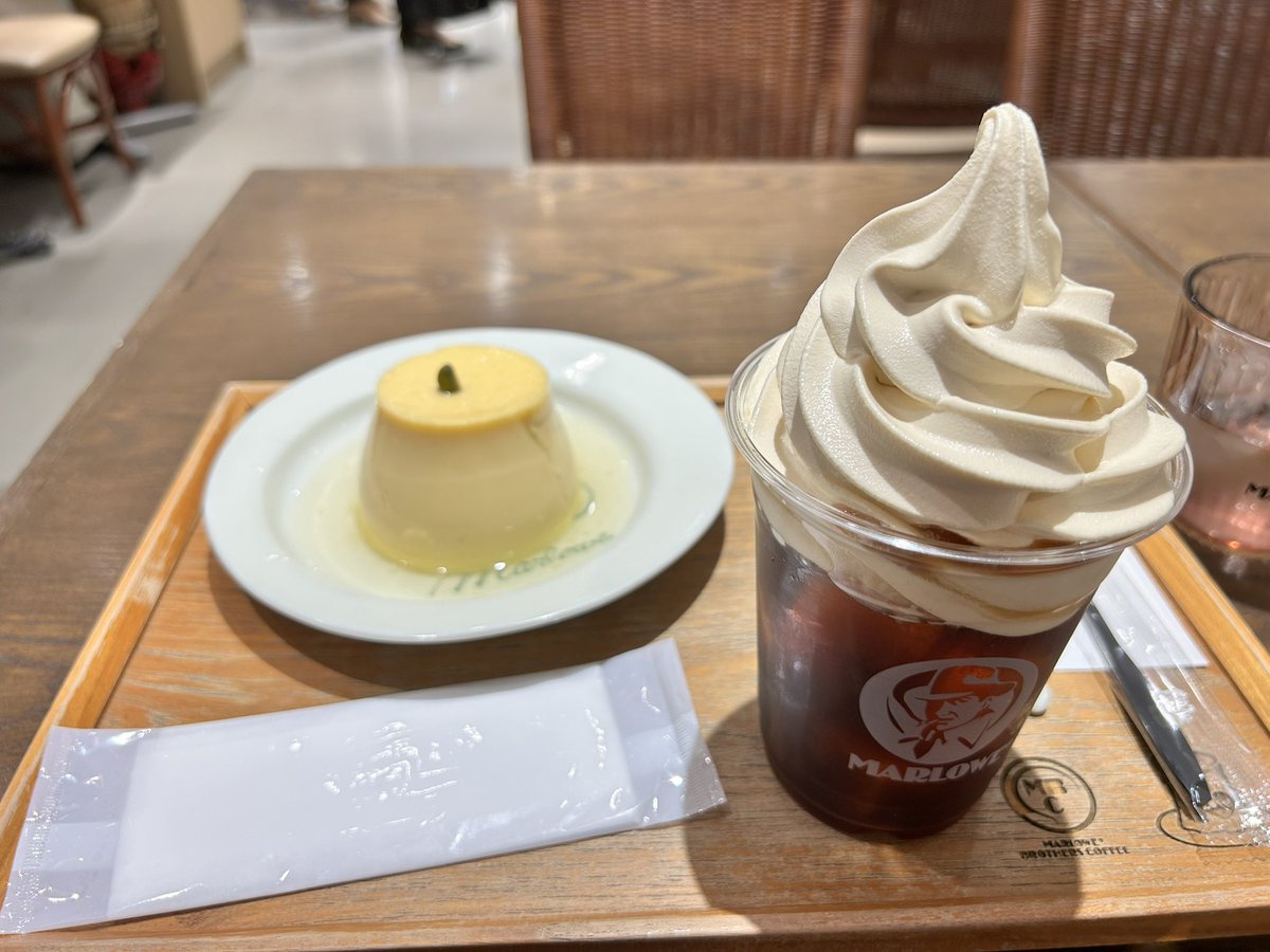 gapo_san's tweet photo. 今週はめっちゃ忙しかったので週末だからご褒美おやつ😋
国産はちみつとメープルシュガーのプリンとコーヒーフロートをいただきます😆
#MARLOWEプリン https://t.co/wdoxazSybA