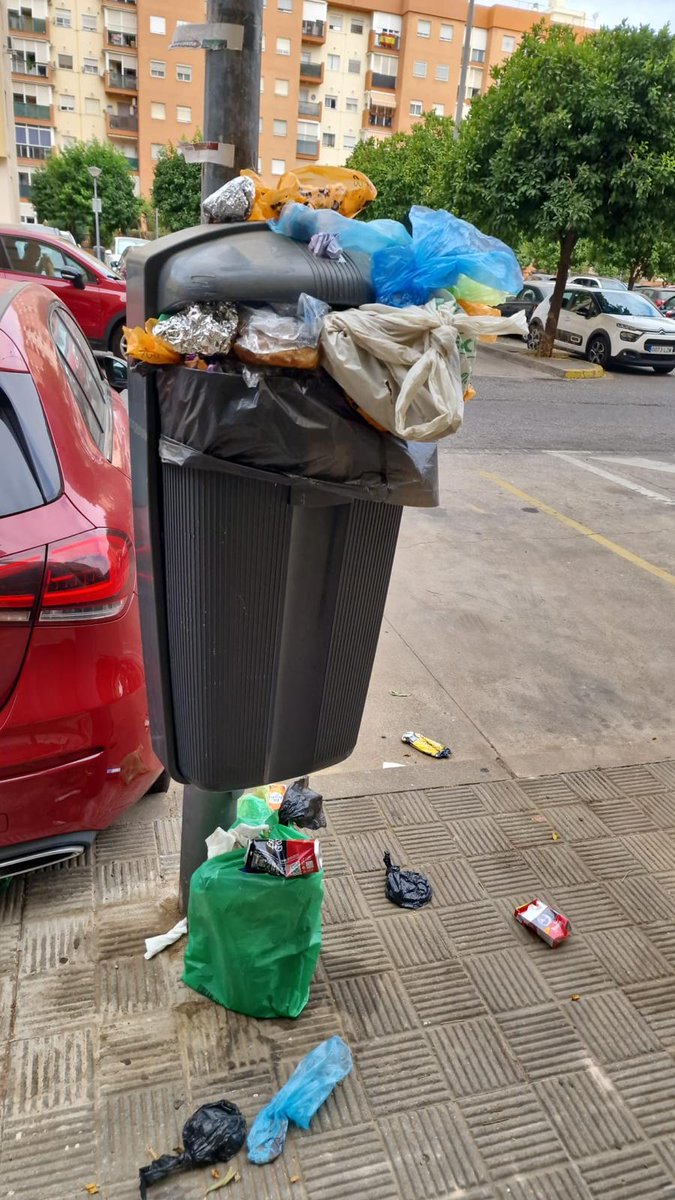 JuanToAragon's tweet photo. 🗑️Según @eveliarincon, #Sevilla está mucho más limpia que hace tres años. Pues esta imagen debe de ser un espejismo. 🤔

Con 50 M€ más, más personal y más maquinaria, el resultado está a la vista: una ciudad más sucia que nunca. Pero, claro... la culpa siempre será del calor. ☀️ https://t.co/A4dxQjqdnI