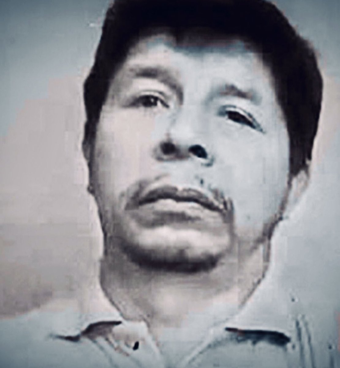 PCaterianoB's tweet photo. ¿Si una persona entra a un banco para asaltarlo, pero este se frustra porque no le funcionó la pistola o por acción policial, el asaltante cometió un delito?
Rpta: claro que sí.
En el caso de Castillo, él dio un golpe de Estado efímero, a través de su discurso golpista, que no fue una proclama política como dicen sus ciegos defensores. Cometió un delito.
No pudo instaurar una dictadura, porque las FFAA y la PNP, no acataron su acción ilícita.
Su intento de fuga, prueba que él fue consciente de su conducta delictiva.
Su detención fue legal.