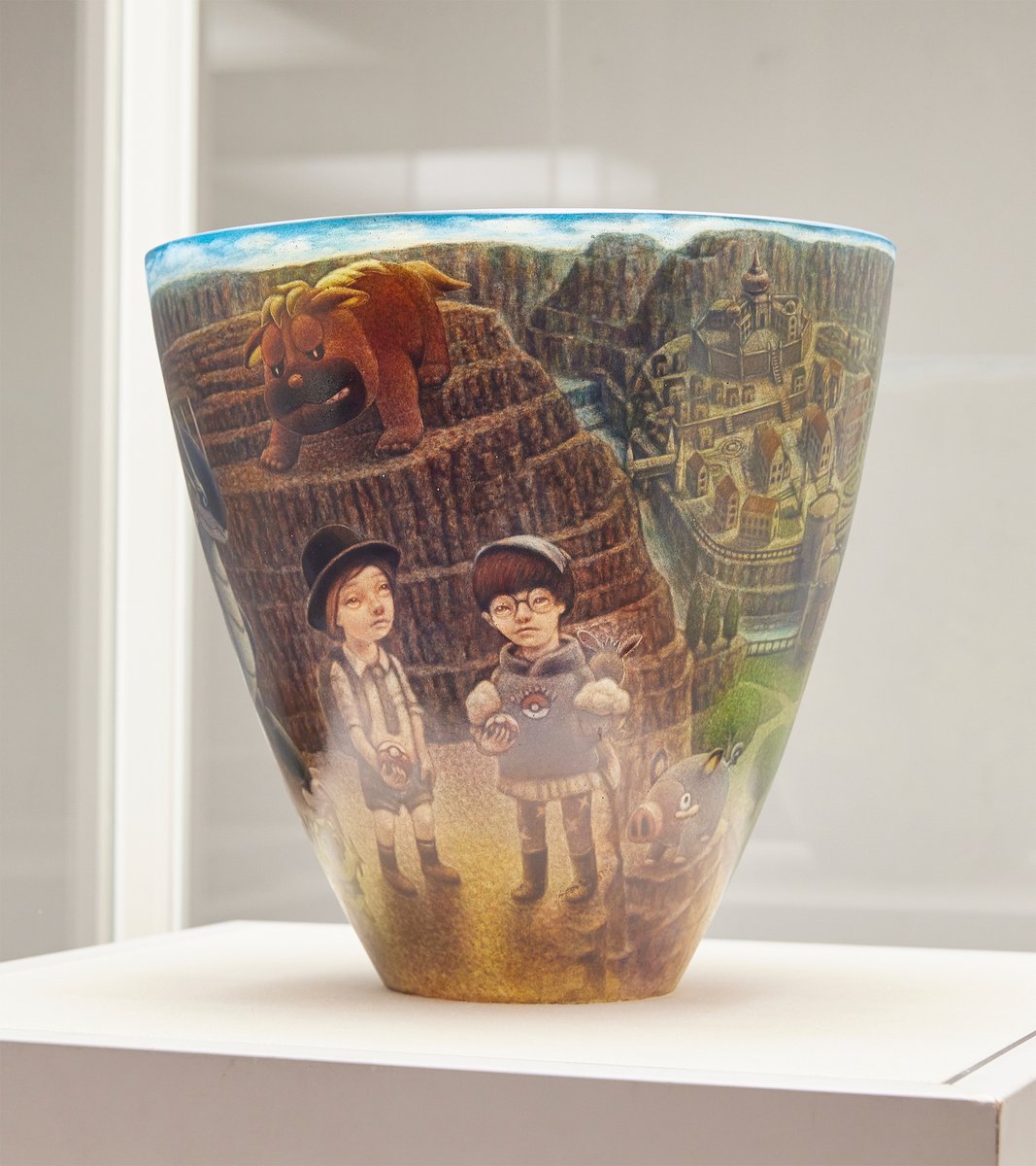 poke_times's tweet photo. ／
西日本地域最後の開催！
ポケモン×工芸展 in #広島県立美術館
本日からスタート🏃
＼

パルデア地方で、仲間と冒険の旅に。

色鮮やかなガラス作品が新たに登場🙌
繊細な技法を、現地でじっくりご覧ください。
https://t.co/yBxLAUhth7
#ポケモン工芸展 #pokemonxkogei https://t.co/OTdYhOSgdl