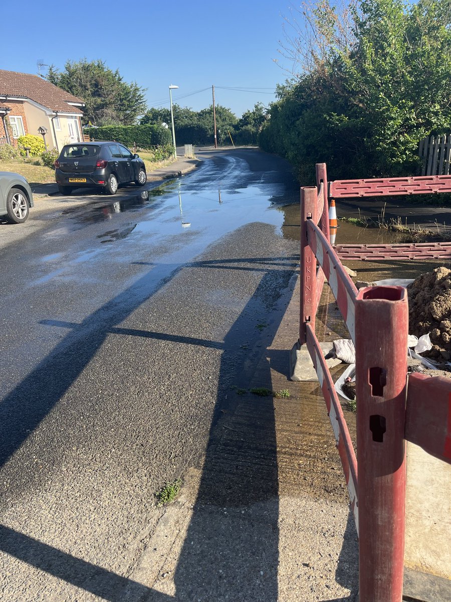 DebenMills's tweet photo. @AnglianWater please can you pull your thumbs out of your backsides and fix this leak that’s been reported numerous times since the 18th of June!
Now to add insult to injury you’re implementing a hose pipe ban?!! This leak should have rectified a month ago!!
#lazy
#norush https://t.co/bCvF683nzk