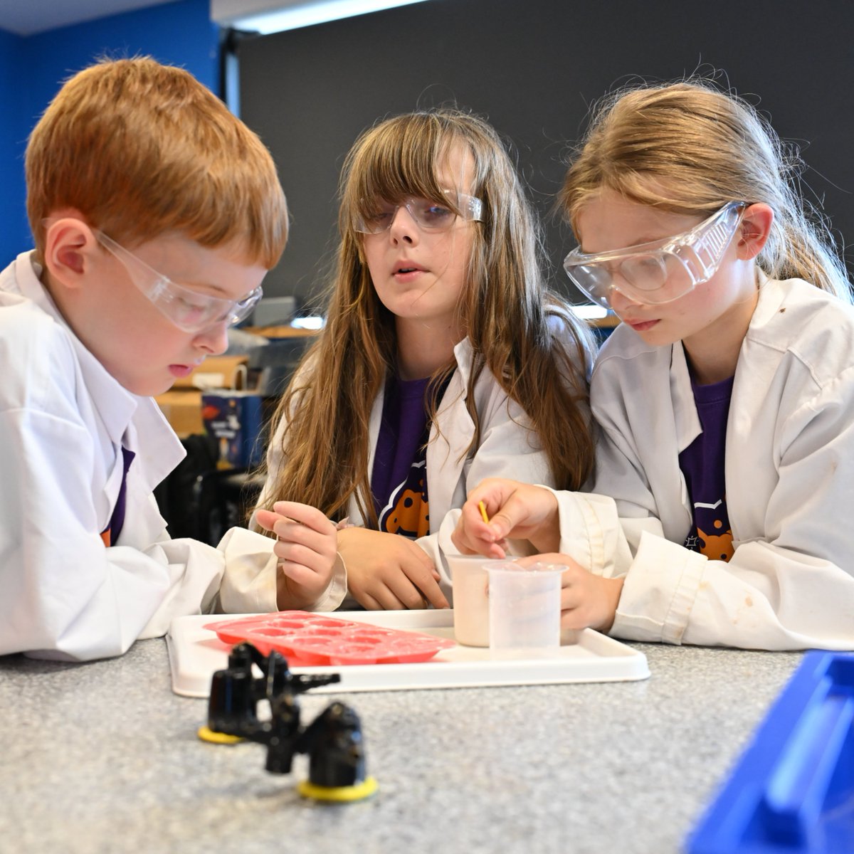 W5Belfast's tweet photo. W5 and W5 LIFE Summer Camps are almost fully booked! 🚀

If you’re still looking for a summer experience filled with hands-on discovery, limited places remain across our Bright Sparks and Techno Sparks Summer Camps. 💡

From experiments and creative challenges to coding, gaming and interactive activities, there’s still time to join the fun this summer. ☀️

🌟 Bright Sparks
🟠 Week 6 (17-21 August) = 9 spaces

👾 Techno Sparks
🔴 Friday 24 July = 1 space
🔴 Monday 3 August = 1 space
🔴 Tuesday 4 August = 1 space
🔴 Wednesday 5 August  = 1space
🔴 Friday 7 August = 3 spaces

🔥 Book now: https://t.co/s9JvlAqogV