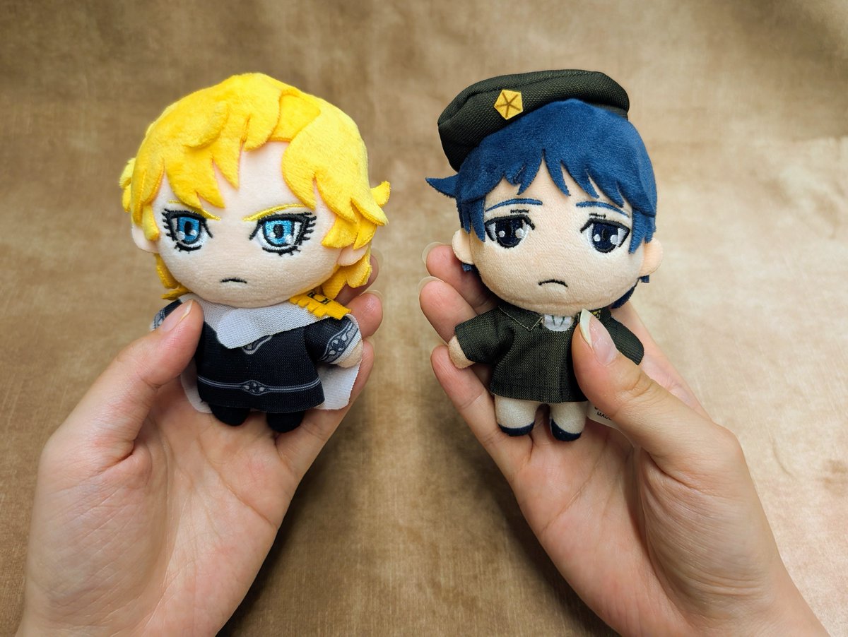 gineiclub's tweet photo. 【新グッズ】
7月21日（火）18時より、公式ポータルネット通販にて
「ぬいぐるみ（ラインハルト／ヤン・ウェンリー）」
の販売を開始！

待望のぬいぐるみが、ポータル通販に登場！
瞳の色や軍服に細部までこだわり、何度も試作を重ねて仕上げました。
頭にはボールチェーン付き。かばんに付けて一緒にお出かけしたり、お部屋に飾ったり、お好きなスタイルでお楽しみいただけます。

詳細はこちら
→https://t.co/DhnGVgTbq2