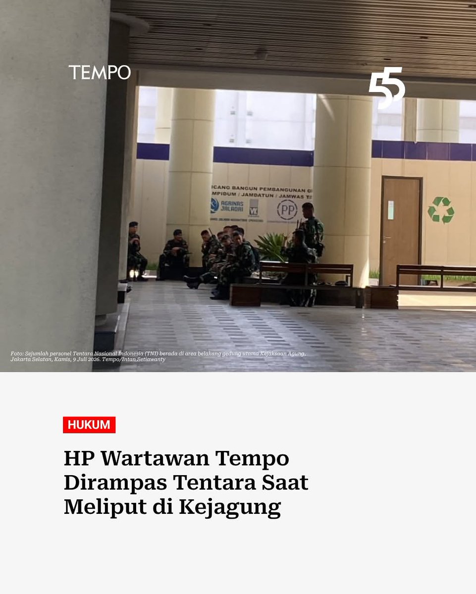 tempodotco's tweet photo. Salah satu prajurit TNI merampas telepon genggam wartawan Tempo dan memaksa penghapusan foto-foto personel TNI yang berjaga saat peliputan di kompleks Kejaksaan Agung, Jakarta Selatan, 9 Juli 2026. https://t.co/NLVfgq0KM4
