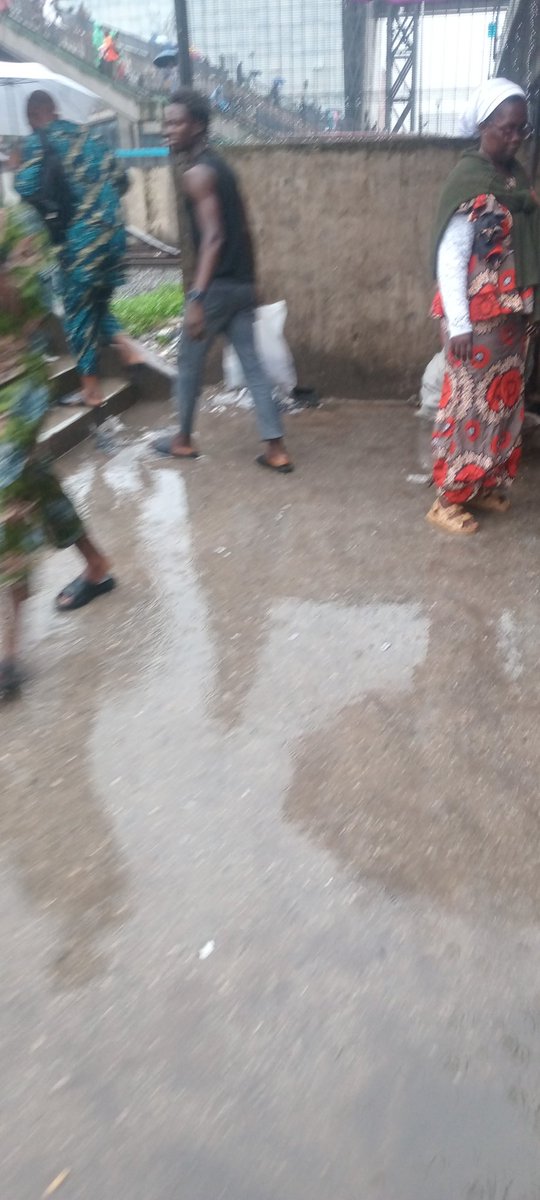 Cale5593Thomas's tweet photo. @Baddestkhalifa7 I dey stranded for road like this baami b like nah u be my helper I just dey see the tweet just now abeg 😔😭 https://t.co/1cEjwR9Fcb