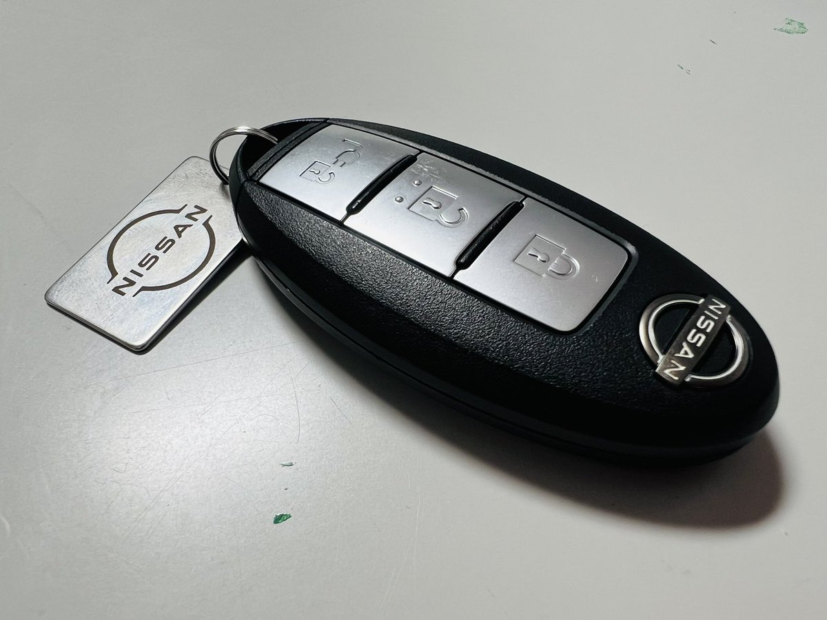 aerialshotman's tweet photo. 社用車（日産リーフ）のスマートキー用に、
ステンレスチャームを製作🔑

xTool F1 Ultraのファイバーレーザー
・表面：NISSANロゴ
・裏面：車両ナンバー
を彫刻しました✨

毎日使うものだからこそ、見やすく・かっこよく。
現場で役立つものづくりも楽しんでいます😊

#xTool #F1ultra #レーザー彫刻 https://t.co/W3RZ1clpLZ