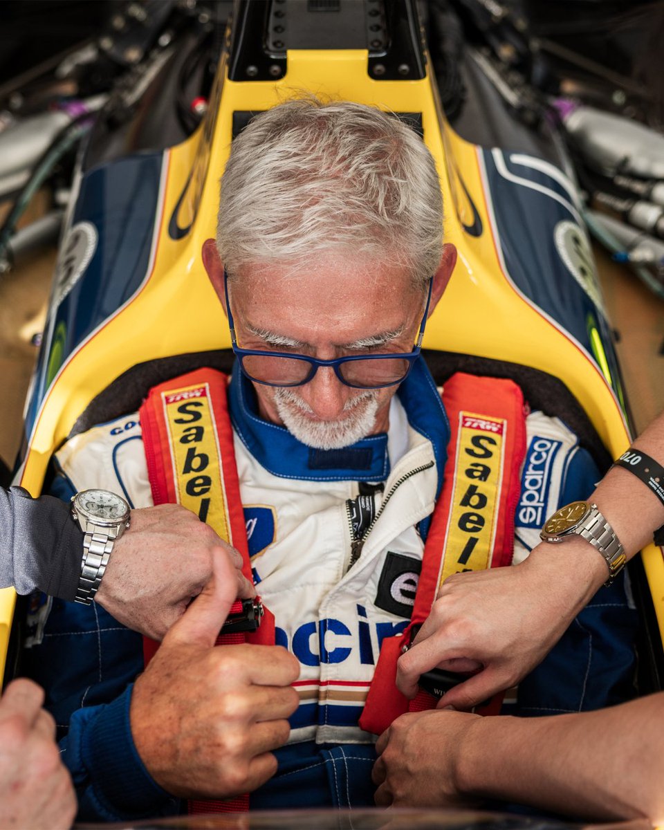HondaRacingF1's tweet photo. Damon Hill 🤝 FW11 https://t.co/OEVXHxatRb