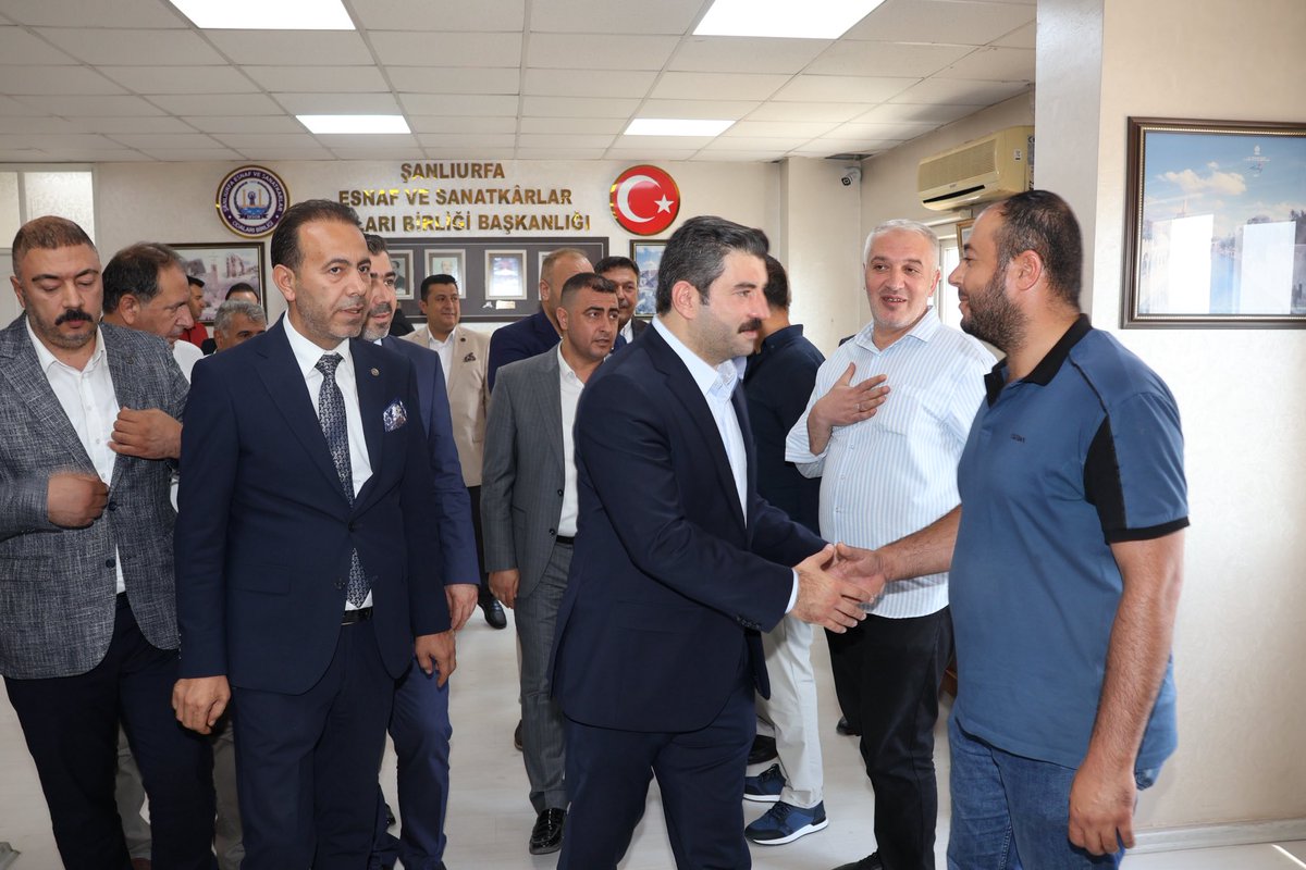 ibrahimeyyupogl's tweet photo. Şanlıurfa Esnaf ve Sanatkârlar Odaları Birliği Başkanımız İsmail Karacabey’in ev sahipliğinde; Konfeksiyoncular Esnaf Odası Başkanı Mehmet Palalıoğlu, Manifaturacılar Esnaf Odası Başkanı Ramazan Elma, Servisçiler Esnaf Odası Başkanı Halil Karacabey, Marangozlar ve Mobilyacılar Esnaf Odası Başkanı Mehmet Çay, Demirciler Esnaf Odası Başkanı İzzet Badıllı, ŞESOB Başkan Vekili Sami Öge, Kunduracılar Esnaf Odası Başkanı Yusuf Küp, Kahveciler Esnaf Odası Başkan Vekili Cuma Ökünç, Berberler ve Güzellik Salonları Esnaf Odası Başkanı Nezif Kayalar, Parfümeri ve Bijuterciler Esnaf Odası Başkanı Cihan Parmaksız, Galericiler ve Oto Kiralamacılar Odası Başkanı İsmail Tumbuloğlu ve kıymetli yönetim kurulu üyelerini hayırlı olsun ziyaretinde bir araya geldik.

Şanlıurfa’mızın üretimine, ticaretine ve istihdamına önemli katkılar sunan esnaf teşkilatlarımızın her zaman yanında olmaya devam edeceğiz. Nazik ev sahiplikleri ve misafirperverlikleri dolayısıyla kendilerine teşekkür ediyor, başkanlarımıza ve yönetimlerine görevlerinde başarılar diliyorum. Birlik ve beraberlik içerisinde, esnafımızın daha güçlü yarınlara ulaşmasına ve Şanlıurfa’mızın ekonomik ve ticari gelişimine katkı sunacak birçok projeye hep birlikte imza atacaklarına yürekten inanıyorum. 

@RTErdogan @Akparti @abuyukgumus @farukaytek @hakanaksu058 @bybekirbozdag @ikaracabey2 @bskismailtumbul @oge_sami @mehmet_cayy