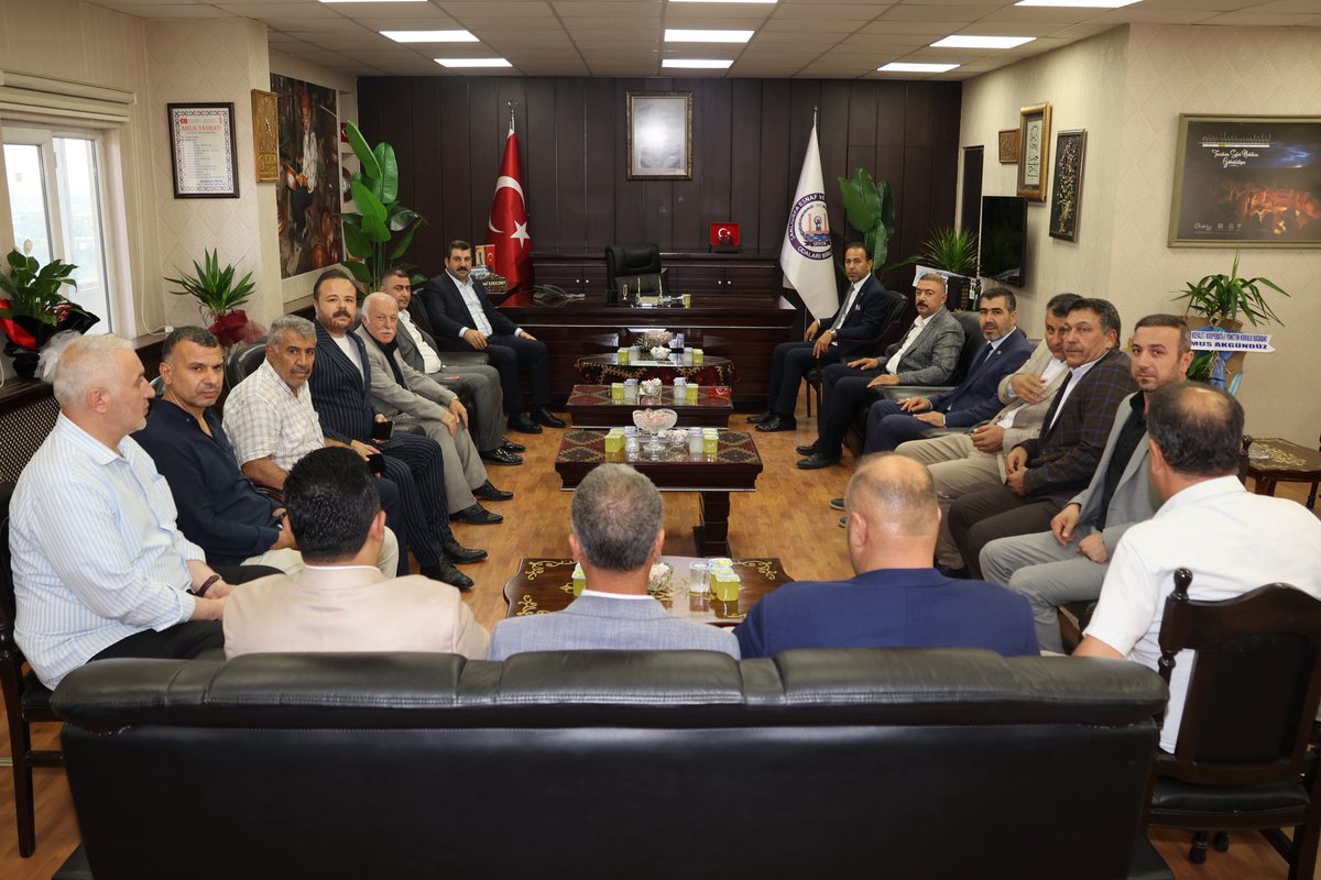 ibrahimeyyupogl's tweet photo. Şanlıurfa Esnaf ve Sanatkârlar Odaları Birliği Başkanımız İsmail Karacabey’in ev sahipliğinde; Konfeksiyoncular Esnaf Odası Başkanı Mehmet Palalıoğlu, Manifaturacılar Esnaf Odası Başkanı Ramazan Elma, Servisçiler Esnaf Odası Başkanı Halil Karacabey, Marangozlar ve Mobilyacılar Esnaf Odası Başkanı Mehmet Çay, Demirciler Esnaf Odası Başkanı İzzet Badıllı, ŞESOB Başkan Vekili Sami Öge, Kunduracılar Esnaf Odası Başkanı Yusuf Küp, Kahveciler Esnaf Odası Başkan Vekili Cuma Ökünç, Berberler ve Güzellik Salonları Esnaf Odası Başkanı Nezif Kayalar, Parfümeri ve Bijuterciler Esnaf Odası Başkanı Cihan Parmaksız, Galericiler ve Oto Kiralamacılar Odası Başkanı İsmail Tumbuloğlu ve kıymetli yönetim kurulu üyelerini hayırlı olsun ziyaretinde bir araya geldik.

Şanlıurfa’mızın üretimine, ticaretine ve istihdamına önemli katkılar sunan esnaf teşkilatlarımızın her zaman yanında olmaya devam edeceğiz. Nazik ev sahiplikleri ve misafirperverlikleri dolayısıyla kendilerine teşekkür ediyor, başkanlarımıza ve yönetimlerine görevlerinde başarılar diliyorum. Birlik ve beraberlik içerisinde, esnafımızın daha güçlü yarınlara ulaşmasına ve Şanlıurfa’mızın ekonomik ve ticari gelişimine katkı sunacak birçok projeye hep birlikte imza atacaklarına yürekten inanıyorum. 

@RTErdogan @Akparti @abuyukgumus @farukaytek @hakanaksu058 @bybekirbozdag @ikaracabey2 @bskismailtumbul @oge_sami @mehmet_cayy