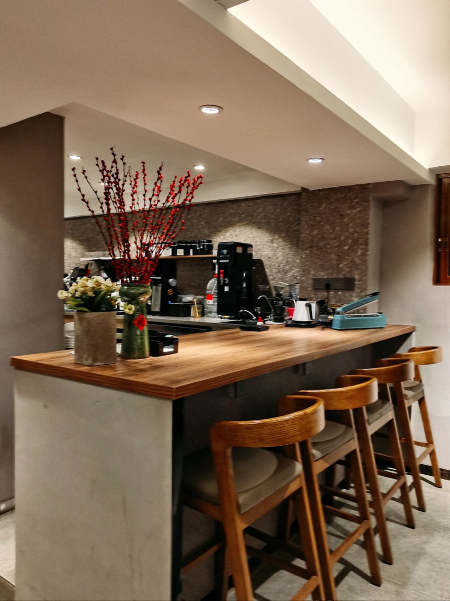 ThresaHannv6ei's tweet photo. Just had the most amazing coffee at the tiny new spot downtown—their cold brew with vanilla honey is a total game changer! 10/10 would recommend to all coffee lovers.， https://t.co/M3eaDrzCjx