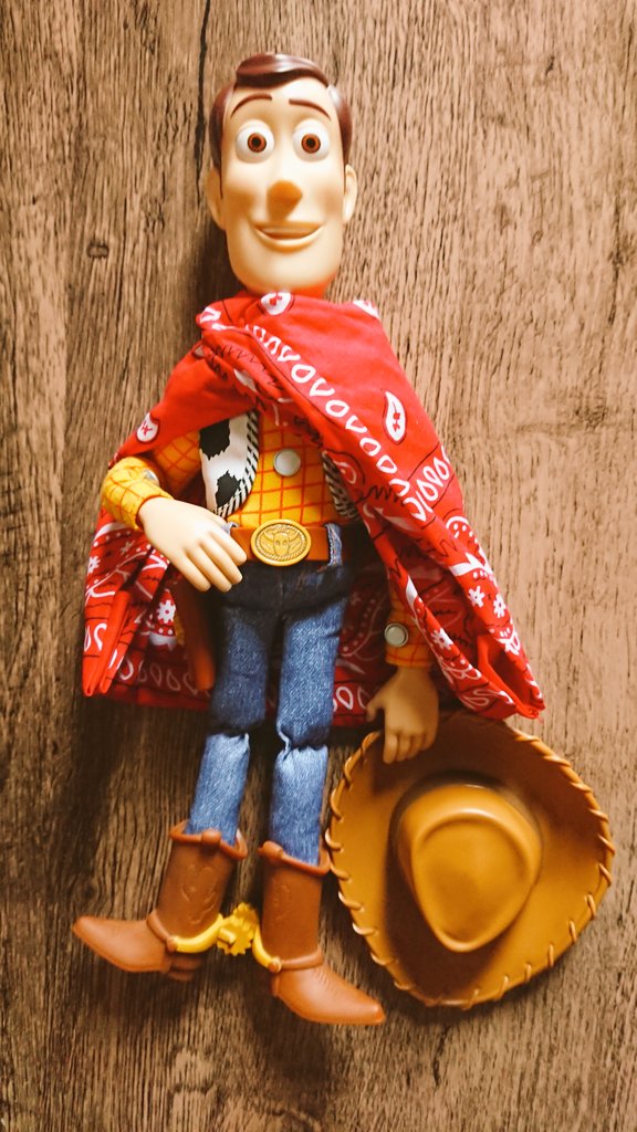 MOG4791's tweet photo. 予定より早く用事が終わって時間余ったので、もっかいトイストーリー5観てきた(ﾉ∀｀*)💦
そんで更に影響受けて、うちのウッディの5バージョン化を完成させるために劇中の柄とだいたい同じのペイズリー柄バンダナを見つけてきて、早速ポンチョ？にしてみた！
おーなんか想像よりめちゃカッコいい！ https://t.co/p7ytlbw2sZ