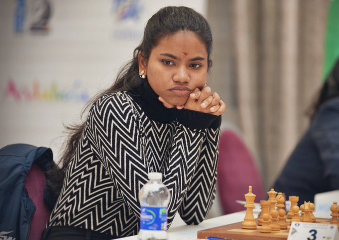 EndgameaiChess's tweet photo. 🇮🇳 Savitha Shri Baskar just held World No. 1 Magnus Carlsen to a draw.

Born in Chennai in 2007, her father left his job as an electrician to support her dream.

⭐️ World U-12 Champion
⭐️ Youngest player to win a medal at the World Rapid Championship
⭐️ India’s 25th Woman Grandmaster

Yesterday, Savitha held Magnus, while 🇮🇳Arjun Erigaisi finished in first place. 

Is India now the strongest chess ecosystem in the world?

📷: FIDE
Source: ChessBase India

Play on Endgame.