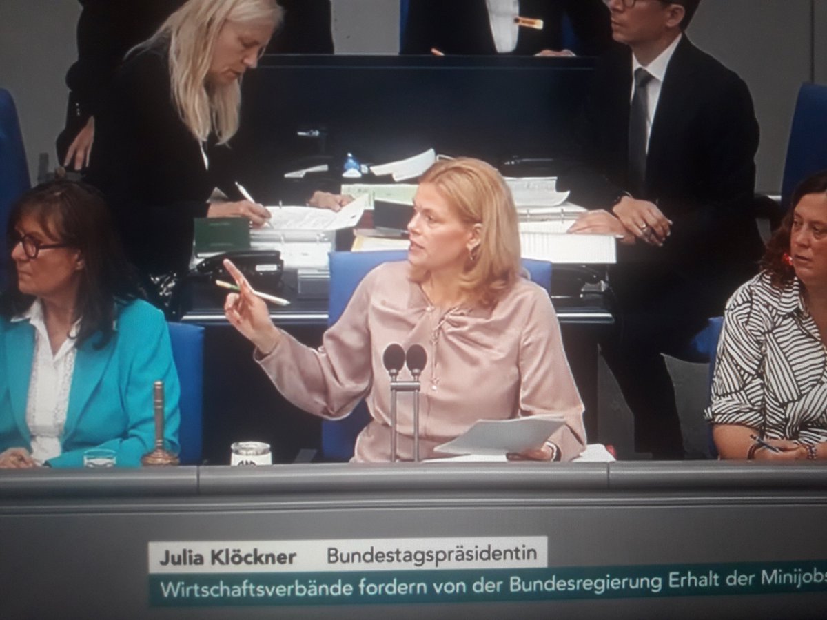 Bea08110's tweet photo. also wenn einer von der AFD mit dem Finger auf jemanden zeigt = Ordnungsruf
das Wort PFUI  = Ordnungsruf
bei der AFD wird auf jedes Wort geachtet, bei allen anderen EGAL (alerta alerta auch kein Problem oder auf die Barrikaden)
heute wollte Frau Klöckner die komplette AFD rausschmeißen
"manche sind eben gleicher als andere" jeder sieht das
es ist nur noch IRRE,wenn man das sieht