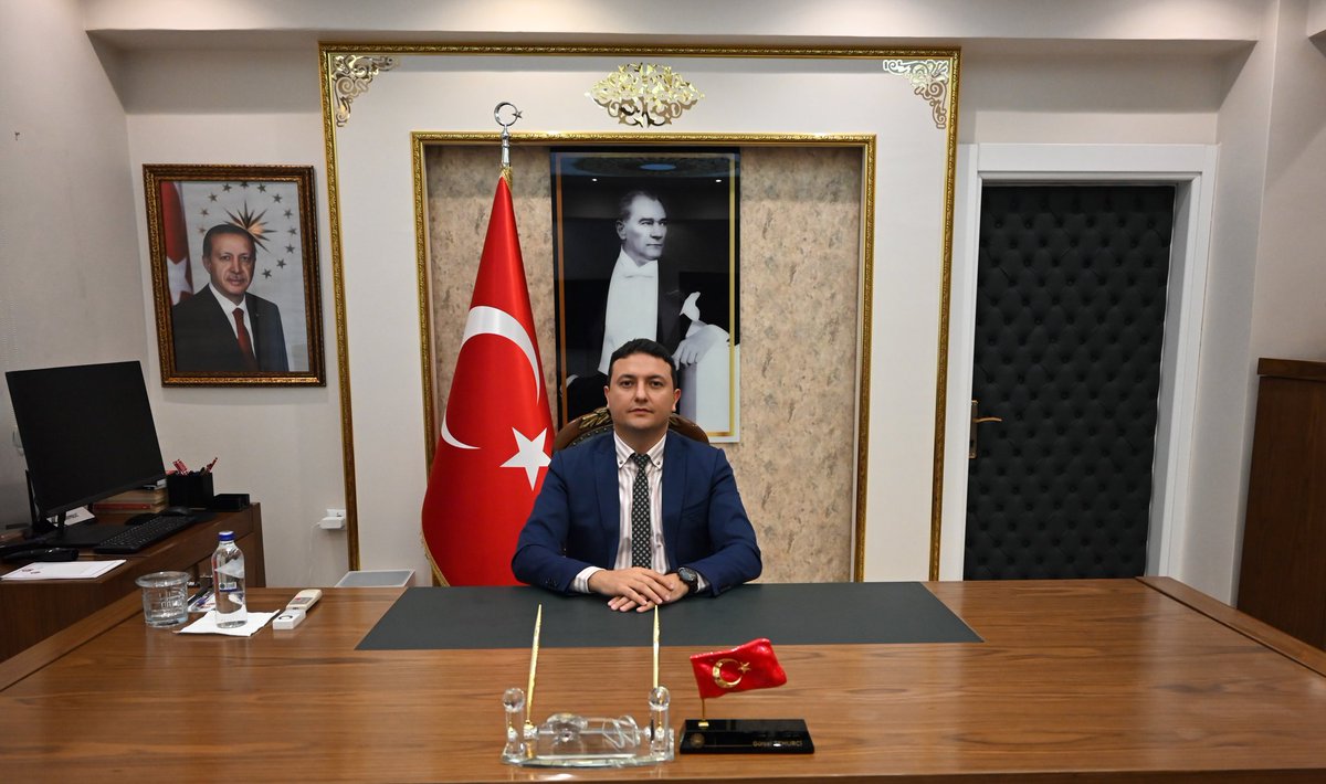 Nsy_Kaymakamlik's tweet photo. 📍Nusaybin Kaymakamlığı

17 Haziran 2026 tarihli ve 33283 sayılı Resmî Gazete'de yayımlanan 2026/148 sayılı Cumhurbaşkanlığı Kararnamesi ile ilçemize atanan Kaymakamımız Sayın Gürsel TEMURCİ, ilçemizdeki görevine başlamıştır.

#Nusaybin #Mardin
@Mardin_Valiligi https://t.co/vePA4C232s