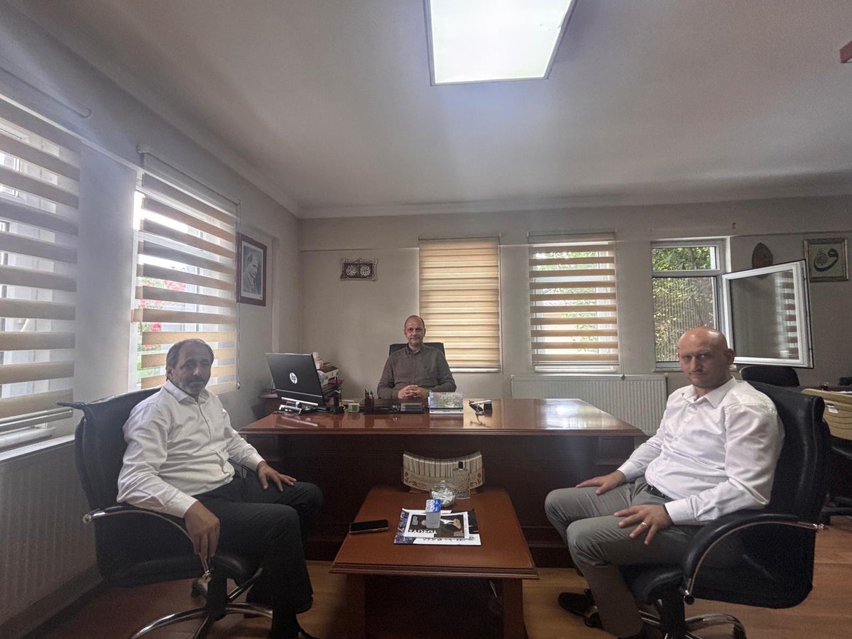 hizmetisakarya's tweet photo. Şube Başkanımız İbrahim Yılmaz ve Başkan Yardımcımız Kazım Tokpınar ile birlikte Mezarlıklar Daire Başkanlığı Defin Hizmetleri Müdürü Sayın Yusuf Ziya Hünerli'yi ziyaret ettik.

Ziyaretimiz kapsamında görev yapan üyelerimizi de iş yerlerinde ziyaret ederek güncel konular hakkında değerlendirmelerde bulunduk.
 Misafirperverlikleri için teşekkür ediyor, Sayın Müdürümüze ve tüm üyelerimize çalışmalarında başarılar ve kolaylıklar diliyoruz.
@hizmetissendika 
@ibr_ylmaz 
@KTOKPINAR 
@y_ziya_hunerli