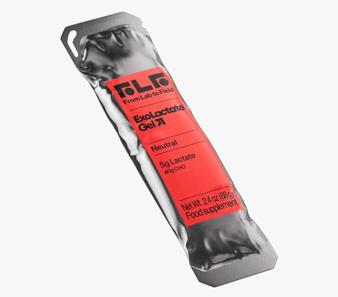 RenaudB31's tweet photo. #Décryptage 🔎 / ⚡ ExoLactate : le gel énergétique qui pourrait révolutionner le ravitaillement du peloton ?

Au #TDF2026, certains coureurs testent une innovation secrète : un gel contenant du lactate exogène. Une nouvelle frontière de la nutrition sportive pourrait être en train de naître.

🚴 Une révolution après les 120 g de glucides/heure ?
Après la révolution des hautes doses de glucides (jusqu’à 120 g/h), les chercheurs cherchent désormais une nouvelle source d’énergie pour repousser les limites.
L’objectif : fournir une énergie rapidement disponible sans augmenter davantage la charge en glucides.

🧪 Un gel basé sur le lactate, longtemps mal compris
Contrairement aux anciennes croyances, le lactate n’est pas uniquement un « déchet » responsable de la douleur musculaire.
Il est aujourd’hui considéré comme un carburant essentiel du métabolisme, utilisé par les muscles pendant les efforts intenses.

🔥 Les premiers retours des coureurs du Tour
📉 Une baisse de la perception de l’effort (RPE plus faible)
⏱️ Une meilleure résistance à la fatigue sur les longues intensités
🚫 Aucun problème gastro-intestinal malgré l’apport important de lactate

Certains coureurs auraient même convaincu une équipe WorldTour d’obtenir un accès exclusif au produit.

⚠️ Une promesse énorme, mais encore à confirmer
Les bases scientifiques sur le lactate sont solides, mais les preuves en conditions réelles de compétition restent encore limitées.
Les coureurs du Tour représentent aujourd’hui le plus grand laboratoire grandeur nature pour mesurer son impact.

🚀 Si les résultats se confirment, ExoLactate pourrait devenir la prochaine grande révolution de la nutrition cycliste, après les glucides haute fréquence et les gains aérodynamiques.

📎 Pour en savoir plus : https://t.co/Jzg5hGNWDz