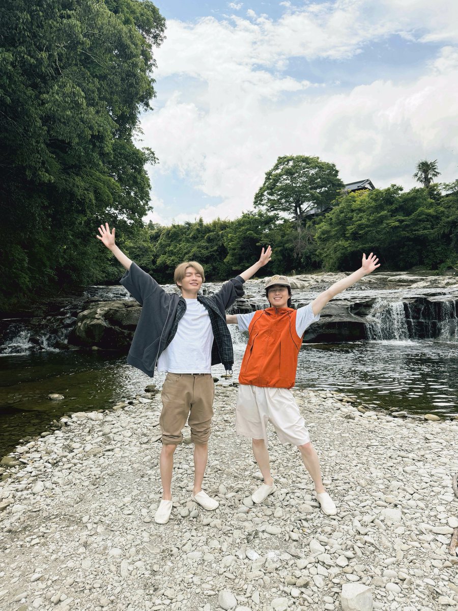 tx_doramanext's tweet photo. 🎬 TVerにて【第2話】見逃し配信中 🌻
〔#君は夏のなか〕

📸︴オフショット

川で遊ぶシーン🪨
自然を感じているお2人をお届け🫧

U-NEXTにて独占先行配信中 🌱
7月15日（水）21時【第4話】先行配信✨
#ドラマ君夏 https://t.co/zRXYsuIsJX