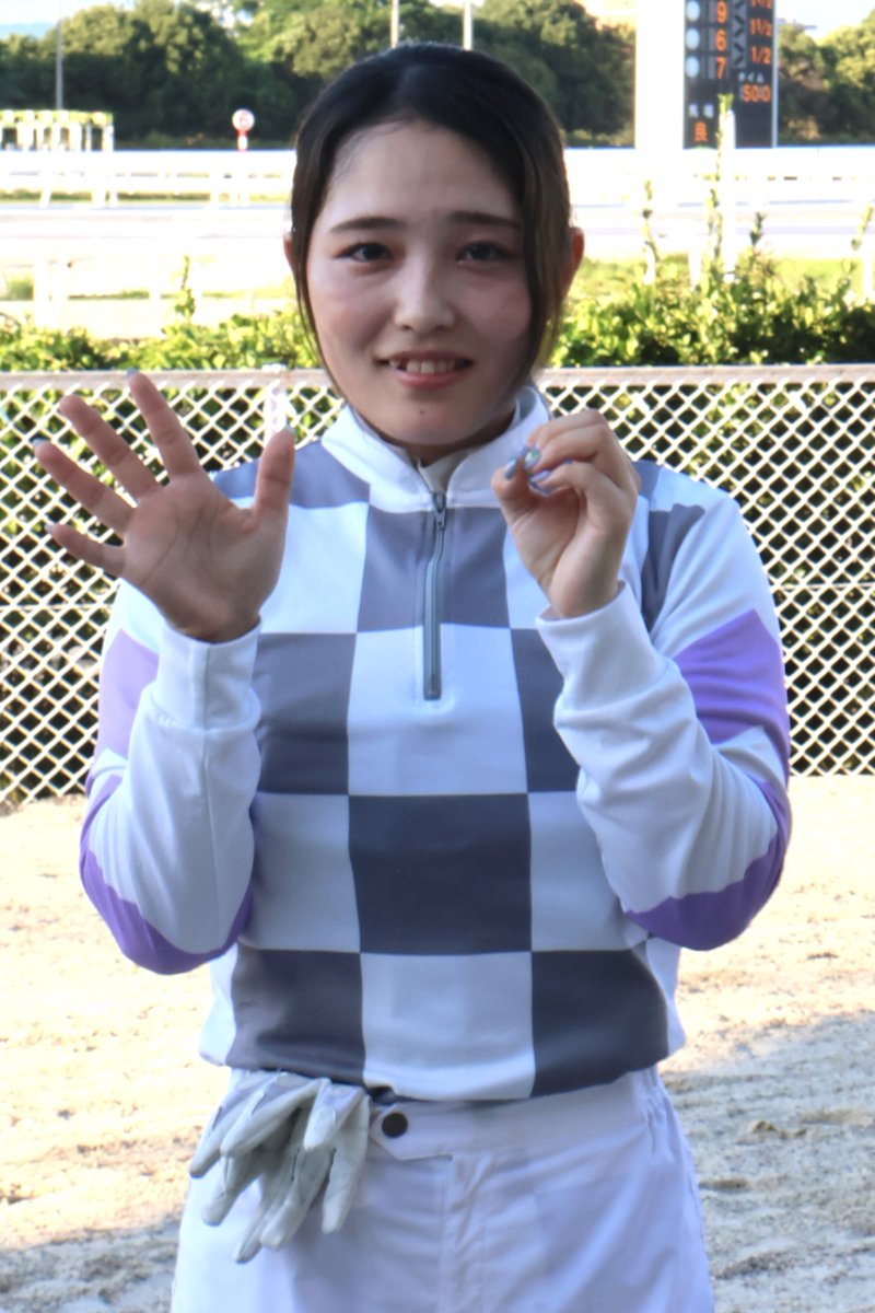 hochichihokeiba's tweet photo. 【阪神アーバン競馬】園田競馬

７Ｒで、佐々木世麗騎手が今年の50勝に到達しました。
サマーエンジェル（田中範雄厩舎）に騎乗し、最後の直線で脚を伸ばし３連勝を飾りました。

#佐々木世麗
#サマーエンジェル
#田中範雄 https://t.co/0dJ54bsptR