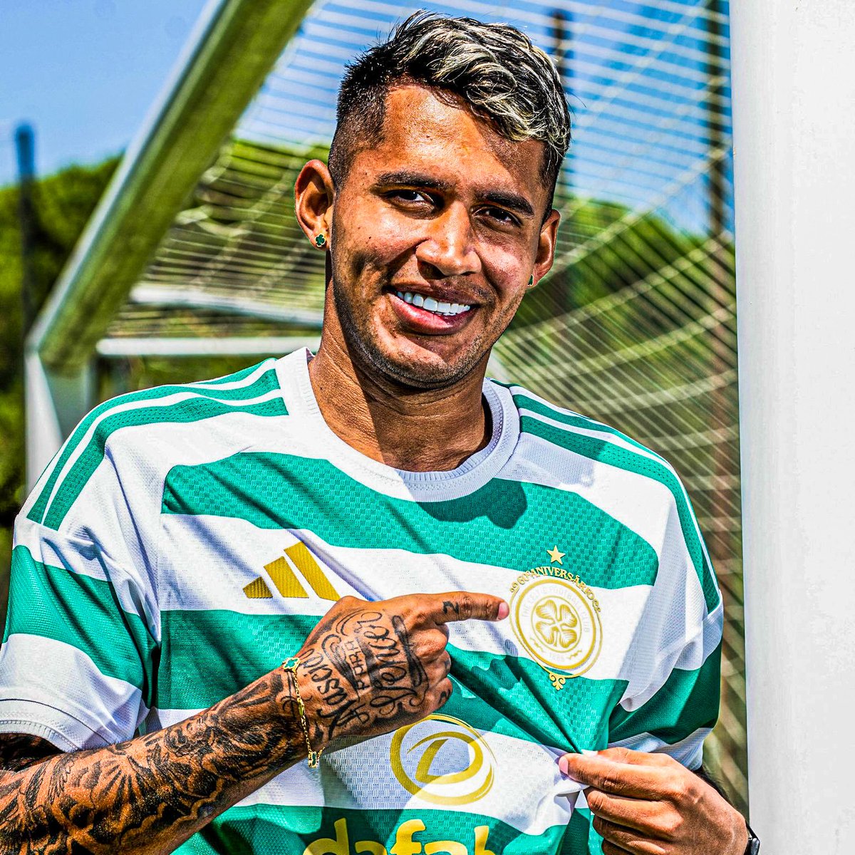 eurofootcom's tweet photo. 🚨🇨🇴 𝐎𝐅𝐅𝐈𝐂𝐈𝐀𝐋 | Celtic have signed Camilo Duran (24) from Qarabag! ✍️🟢⚪️

Last season for Qarabag, he registered 25 goals contributions in 48 matches.

He also scored 5 goals in the UEFA Champions League, against the likes of Newcastle, Frankfurt &amp; Benfica. 💎 https://t.co/8WlJIJpxLr