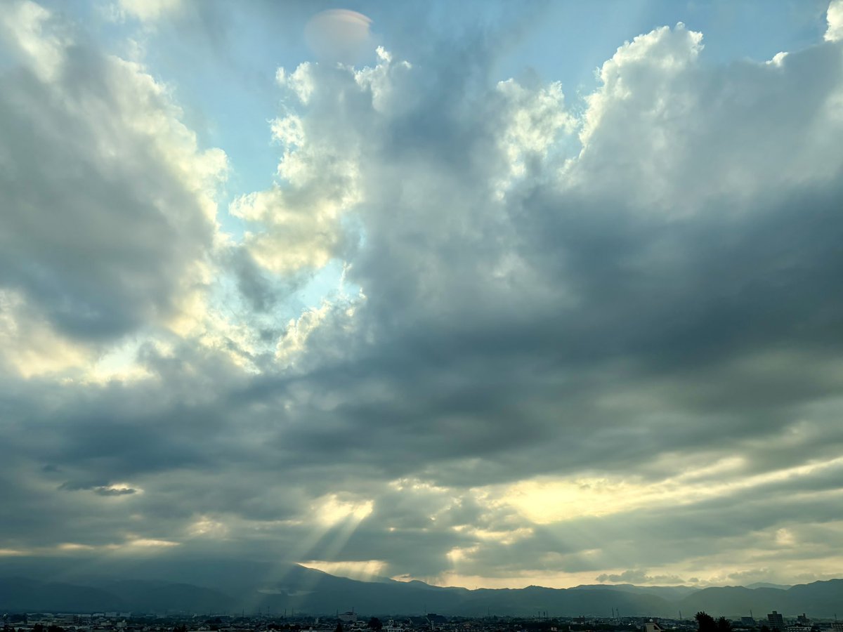 hatch_0248's tweet photo. (車窓から)

天使の梯子

#イマソラ #いまそら https://t.co/W1HBsedL7b