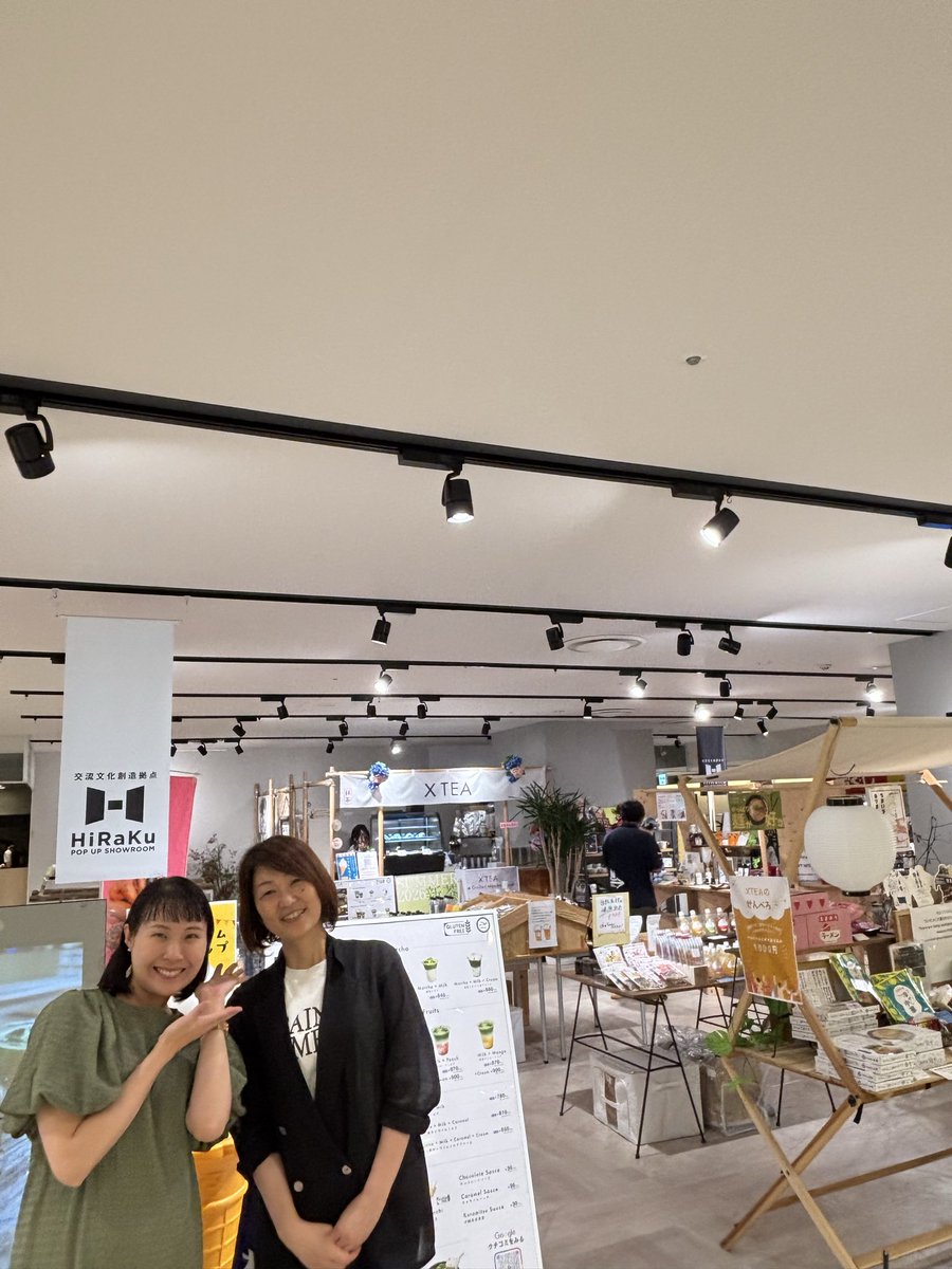 rkblocal's tweet photo. 今日はお久しぶり！ @comiten さんとのコラボロケ✨ミーナ天神地下一階にCOMI×TENさんが運営するポップアップショールームHiRaKuがあるんです☺️いろんな地域の美味しいものやアート、観光情報が集まっている、まさにローカルな場所なんです❤️‍🔥8月の放送をお楽しみに！ #ローカる #コミテン #RKBラジオ https://t.co/uCiJm3vqYP