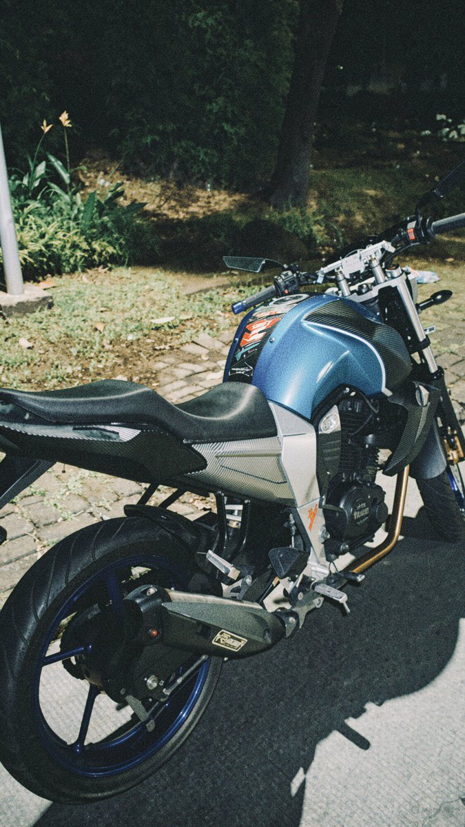 starfckz's tweet photo. his face               vs             his ride https://t.co/eXMn3FseEL