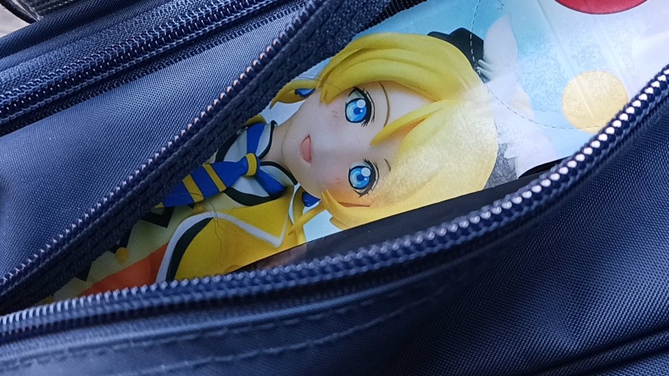 gyuiiiin_soul's tweet photo. 人生で初めてフィギュアを買い、レジ袋を貰い忘れ、無理やりスクバに詰め込んだ、金曜の午後。 https://t.co/SvQbuSPwZz