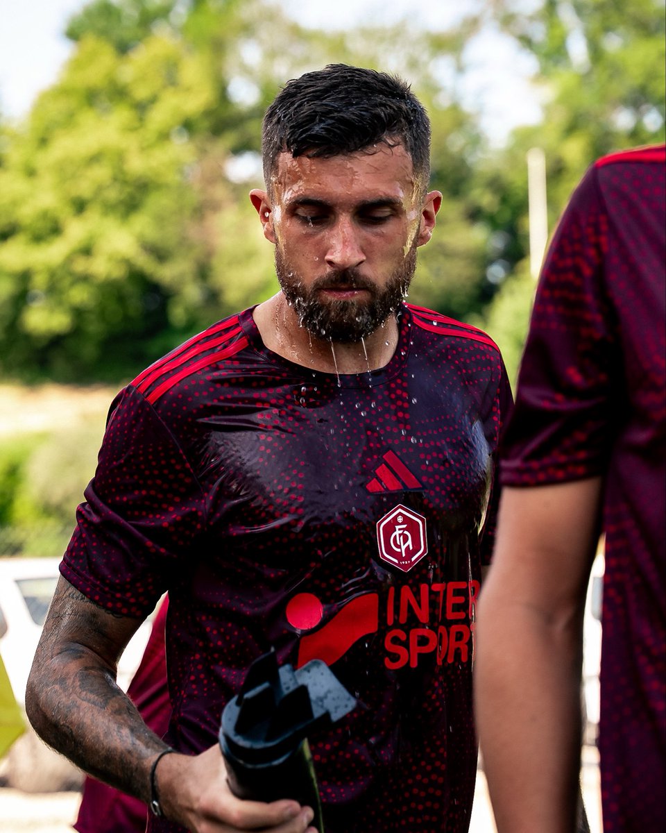 FCAnnecy's tweet photo. ⚔️⚽️ Le 𝐩𝐫𝐞𝐦𝐢𝐞𝐫 𝐗𝐈 𝐝𝐞 𝐝𝐞́𝐩𝐚𝐫𝐭 pour lancer cette saison 26/27 ! 👀

Escales, Delphis ©️, Drouhin, Lima, Yahi, Casadei, Venot, Billemaz, Larose, Young, Rambaud https://t.co/ktFDO7JMD0