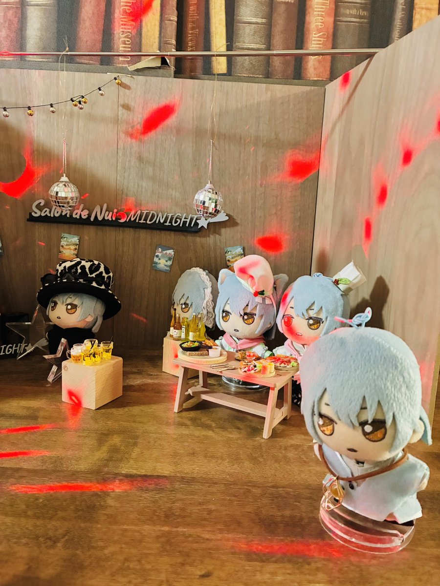 riu_kanoe's tweet photo. これはお呼ばれされた普段着OKのパーティーに軽装で行ったら、皆着飾ってるし会場もお洒落で「俺場違いかも💦」といたたまれない様子のうちのネぬ(右端)

ファぬ先生がいてちょっと安心

＃金曜ぬいNight
＃ネぬ部屋訪問会2026 https://t.co/9dWFWyO8E1