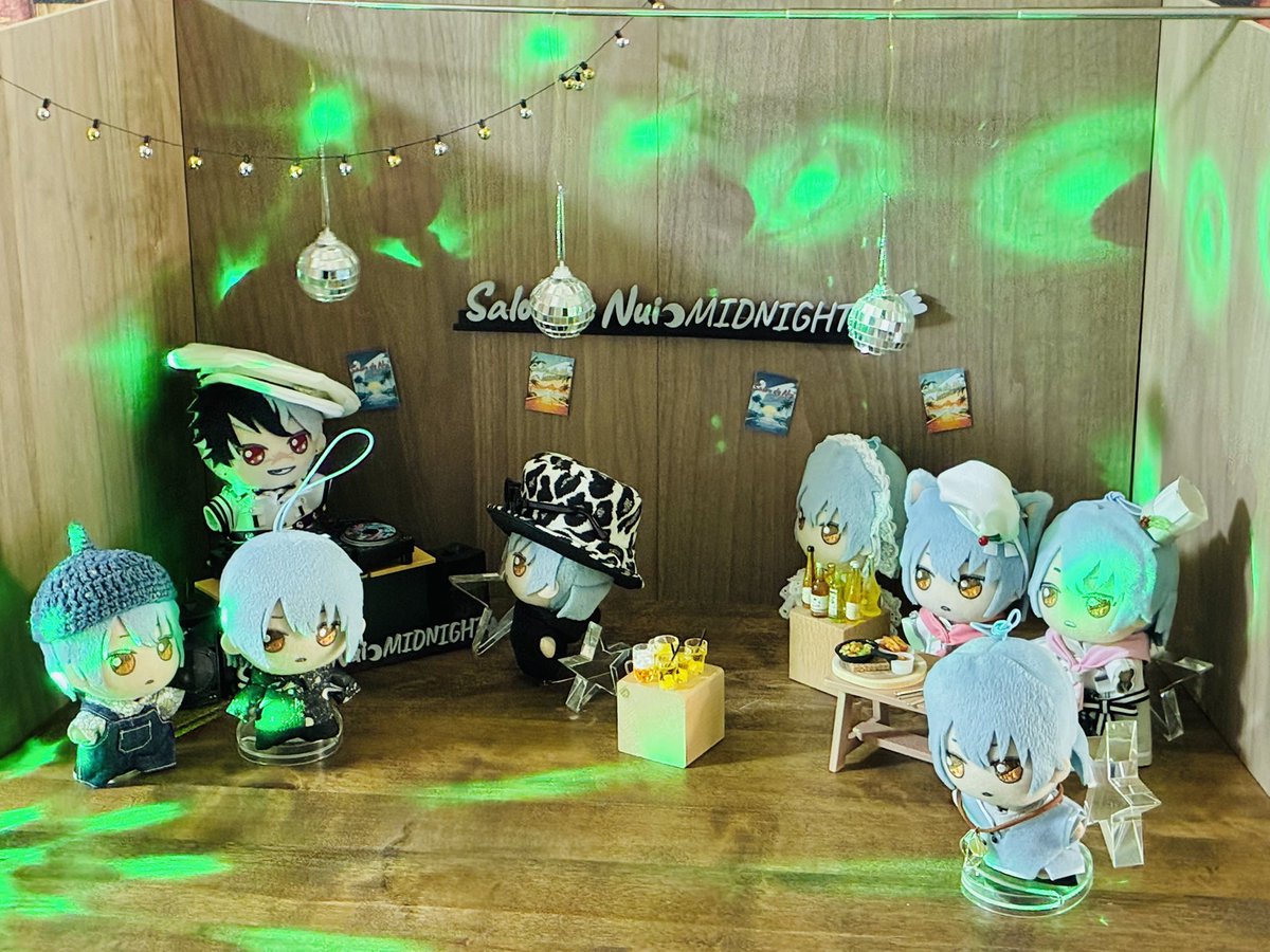 riu_kanoe's tweet photo. これはお呼ばれされた普段着OKのパーティーに軽装で行ったら、皆着飾ってるし会場もお洒落で「俺場違いかも💦」といたたまれない様子のうちのネぬ(右端)

ファぬ先生がいてちょっと安心

＃金曜ぬいNight
＃ネぬ部屋訪問会2026 https://t.co/9dWFWyO8E1