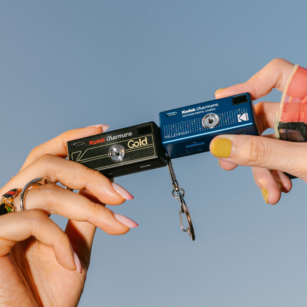 momadesignstore's tweet photo. 【New】Kodak Charmeraの「Millennium」が店舗で販売スタート！

1987年に登場した Kodak fling に着想を得た初代「Charmera」が、どこか懐かしいレトロな魅力を受け継ぎながら、2000年代のフィーチャー感をまとって新たに生まれ変わりました。

▼オンラインストアはこちら
https://t.co/qQYDeuDeTR https://t.co/JWblwqRE98