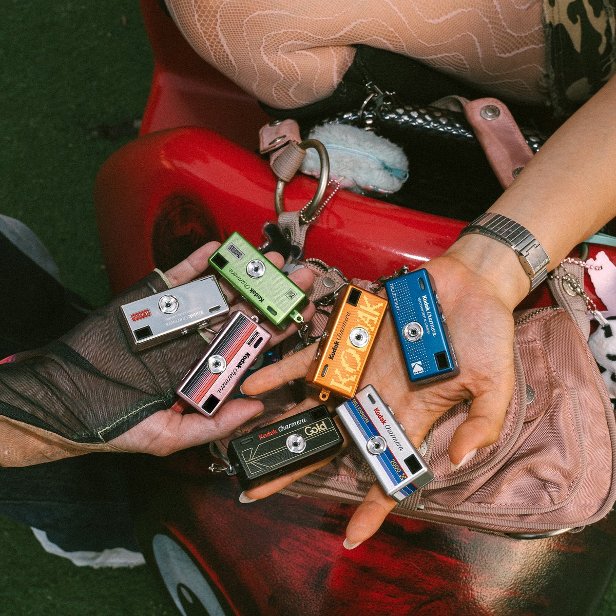momadesignstore's tweet photo. 【New】Kodak Charmeraの「Millennium」が店舗で販売スタート！

1987年に登場した Kodak fling に着想を得た初代「Charmera」が、どこか懐かしいレトロな魅力を受け継ぎながら、2000年代のフィーチャー感をまとって新たに生まれ変わりました。

▼オンラインストアはこちら
https://t.co/qQYDeuDeTR https://t.co/JWblwqRE98