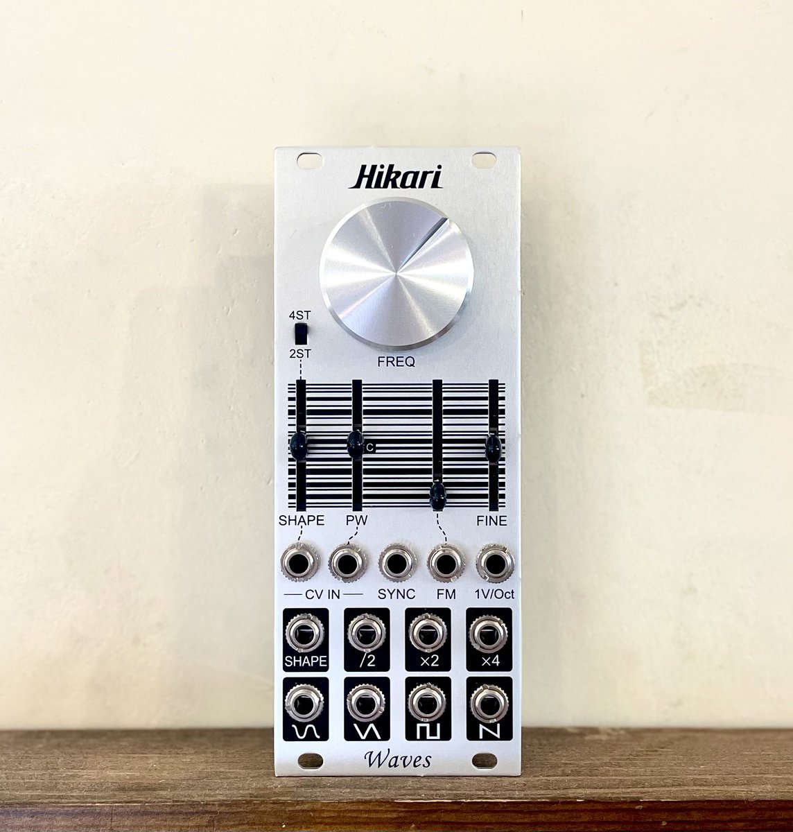 pikamachii's tweet photo. Hikari Instrumentsの新製品「WAVES」発売開始！
最大4段のSergeタイプ・ウェイブフォールディング回路を搭載したアナログVCOモジュールです。
基本波形から、複雑で荒々しい倍音まで。
さらに /2、×2、×4出力、SYNC、FM、1V/Oct入力も搭載しています。
https://t.co/e3ljWcRbMH https://t.co/sjBUiGGr73