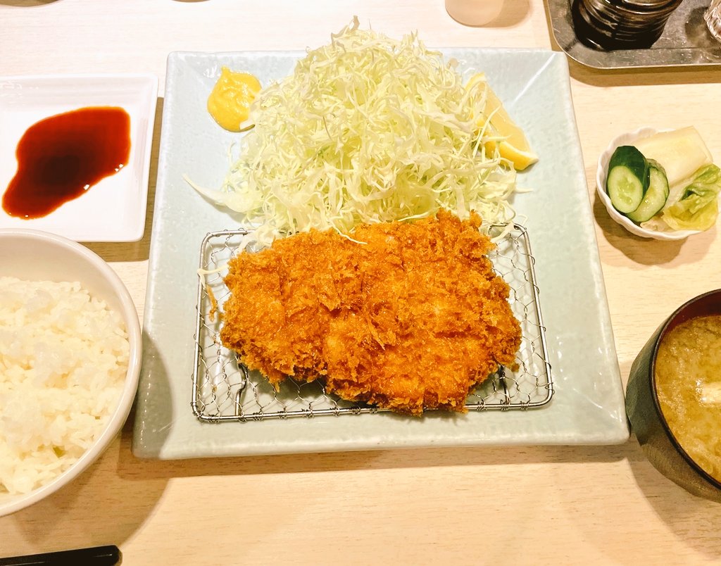 chigekonh's tweet photo. パートナーの心臓病で大学病院行きまくってたけど、薬を試行錯誤してくれて数値が落ちついた！よかたー
一時は心筋梗塞ギリやったらしい…

病院帰りに「ポンチ軒」
ロース豚かつめちゃ美味しかった！
さすがビブグルマン https://t.co/EBDXUIkOU3