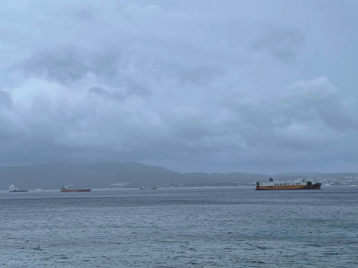 ecocanryukyu's tweet photo. 台風を避けるため、名護浦には大小様々な船が停泊している https://t.co/97mC8bGQqI
