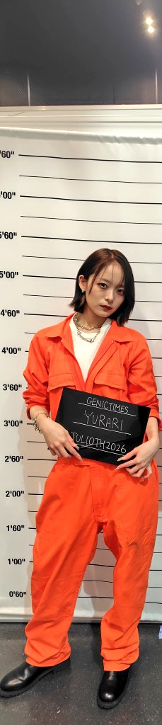 Yuka010504's tweet photo. マグショット2部も終わったー💜
優良梨ちゃんに何の罪で捕まったの！？って聞いたら、「寝過ぎの罪」って🤭ニコニコで答えてくれたけど、写真はめっちゃクールでカッコイイ💓
#GENIC #GENIC_TIMES https://t.co/6XDy7O5YMm