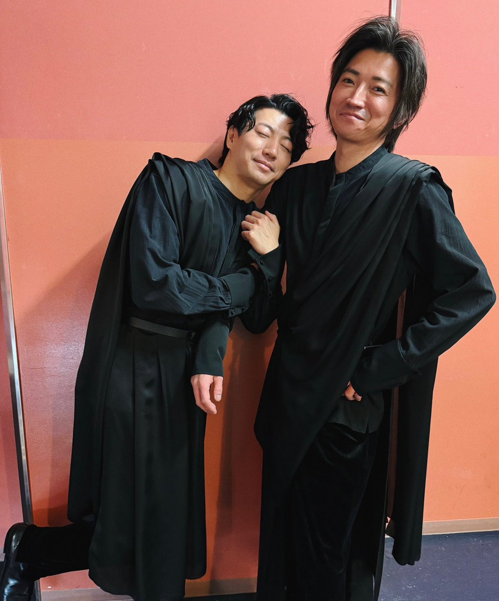Shakespeare_sss's tweet photo. ◤ PIA LIVE STREAMにて本編映像配信中👑◢

グロスター兄弟のオフショット📸

配信はいよいよ12日（日）まで🥹
この週末はぜひ『リア王』をお楽しみください✨

配信期間｜～7.12(日)23:59
視聴券価格｜4,500円

配信詳細・購入はこちら🎫
https://t.co/4myQlrzHoi…

#リア王SSS2
#藤原竜也
#矢崎広 https://t.co/Ve3XF9ehyv