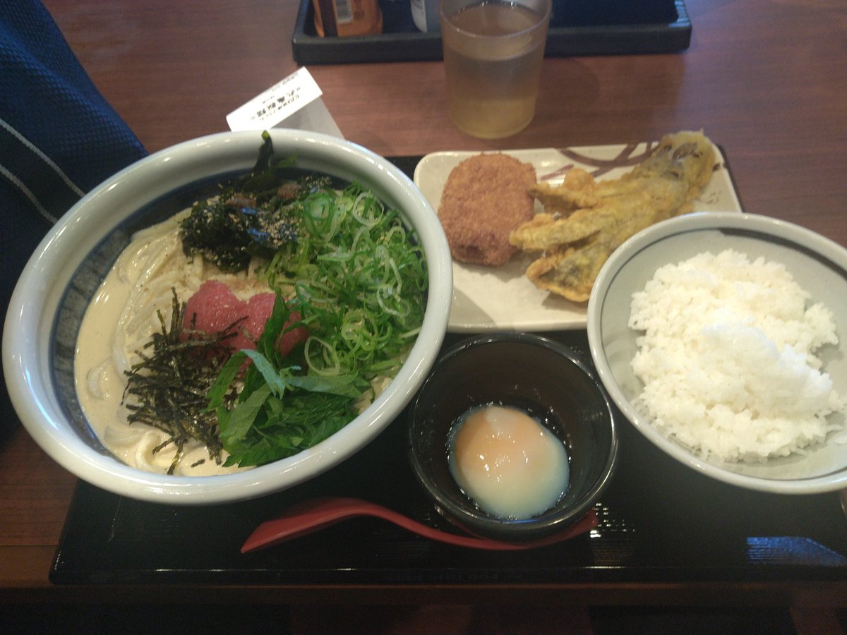 tktm5891's tweet photo. 丸亀製麺からこの夏に期間限定の
「冷やし明太クリームうどん」が来た。
前の温かい明太クリームうどんはめちゃくちゃ美味かったから、今回も期待して注文。
冷やしても明太クリームは美味い😋
〆に残った汁にご飯と温玉を入れていただきます🍚🙏
気になった方は一度お試しあれ🤣

 #夏バテ予防 https://t.co/7gmtVhKXYV