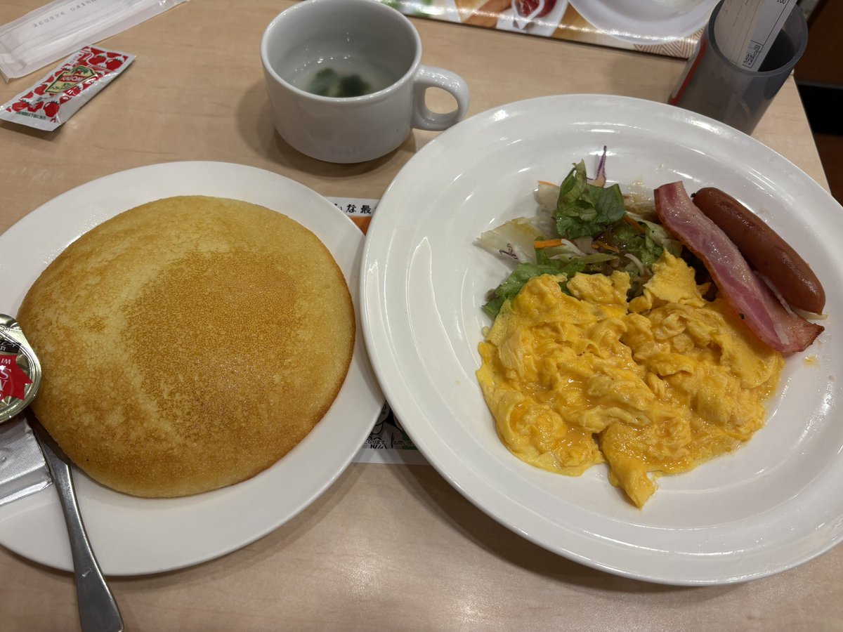 cyan0515's tweet photo. 本日朝、東京駅に着きまして地下で迷子になり、なんとか地下迷宮を抜け出しガストで朝ごはん食べて、また地下迷宮に戻ってポケモンストアでお土産買ったりゴンチャ買ったりして池袋移動して色んな店見て力尽きたから昼ごはん食べて予定より早く切り上げ実家きた。
久々に電車乗った…人多いヨ… https://t.co/XQ2ikoljgC
