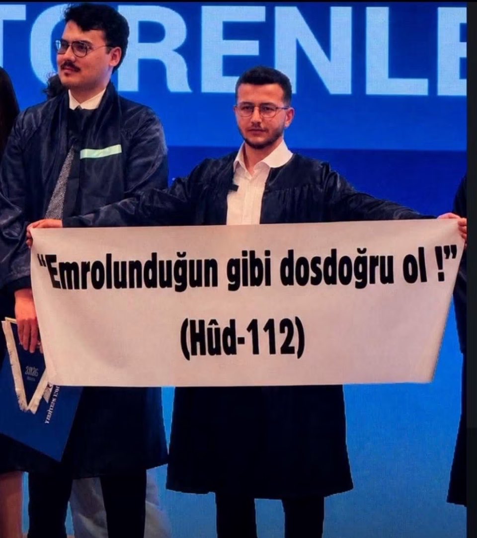 SpUgurUral's tweet photo. Bir ayetin önünü kapatsanda hakikatin önünü kapatamazsın!

“Rahmân’ın kulları, yeryüzünde tevazu ile yürürler, cahiller kendilerine laf attığında, ‘Selâm!’ der geçerler.”

(Furkân Suresi 63) https://t.co/olXP614EOb