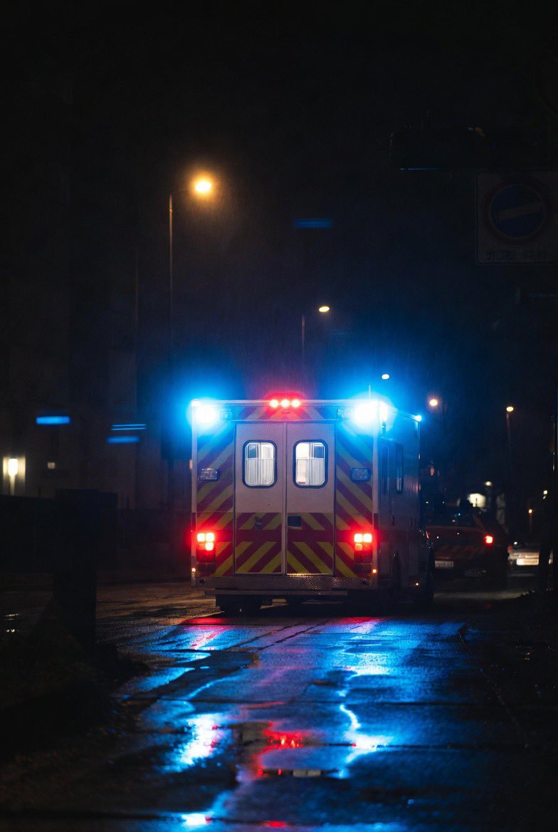 FilRougeFR's tweet photo. 🚨🇫🇷 DRAME | Une adolescente de 17 ans a perdu la vie dans la nuit de jeudi à vendredi à Aulnoye-Aymeries (Nord), après être tombée de l’arrière d’un camion lors des célébrations de la victoire de l’équipe de France face au Maroc.

Selon les premiers éléments, elle aurait ensuite été écrasée par le poids lourd. Malgré l’intervention des secours, elle est décédée sur place. Une enquête a été ouverte pour déterminer les circonstances exactes du drame.