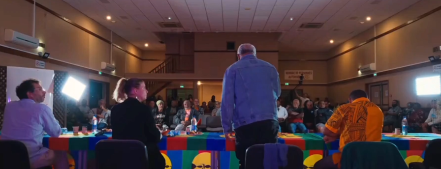 BidalGontr33527's tweet photo. @JeanMessiha Même en Nouvelle Calédonie, Panot a la clim dans son meeting qui comporte plus de climatiseurs que de spectateurs (voir sur les murs) https://t.co/HycOEpqx9L