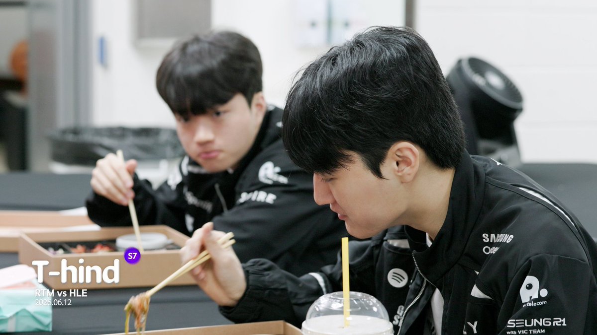 T1keriapics's tweet photo. Keria and Peyz on today's T-hind thumbnail. Look how adorable they are together. 🥹 https://t.co/ygOn3x9dgN