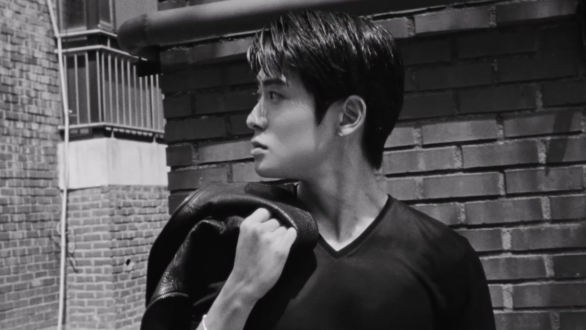 JJHLOOKS's tweet photo. girl this love is 99 degrees

99 DEGREES OUT NOW
#JAEHYUN_99Degrees
#이미완벽한_재현이의_99도 https://t.co/QEWWm7fcDA