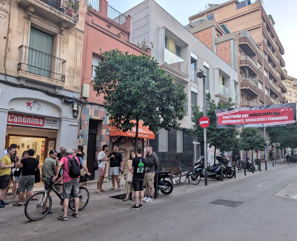 Endavantclotca's tweet photo. AVUI divendres #10J l'assemblea d'@Endavant_OSAN del Clot-Canp de l'Arpa obrim l'@Anonima_Clot a partir de les 19:00. Amb pintxos vegans i beures a preus populars, no hi falteu! https://t.co/7XgmCRgmcs
