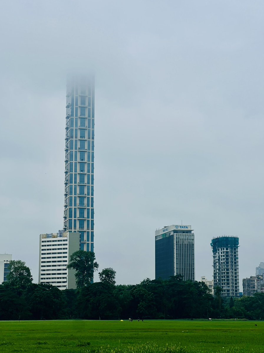 idrrajdeep's tweet photo. Monsoon frame of Kolkata : Crown of clouds atop 42 https://t.co/xjHVex9H3q