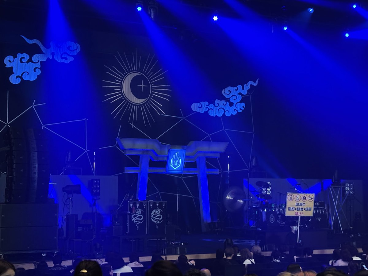 rokupy's tweet photo. 会場入った😁開演まであと30分。。。
とりあえず仮眠でもするか？端の方やし迷惑では無いやろ🤔イスがあるっていいね😁アンカフェが対バンした時を思い出したよ😆誰が出てたか思い出せなかったからネットで調べたら有名な方ばかりだった(笑)あれから1年か🤔 https://t.co/GloHfiWK79