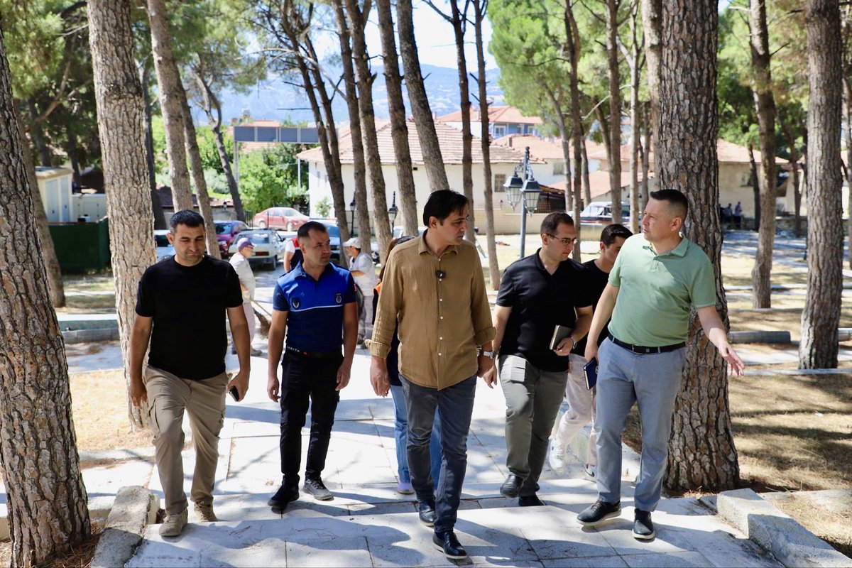 muratdaban45's tweet photo. Nazmi Gürcan parkımızda devam edem çalışmaları yerinde inceledik, çalışma arkadaşlarımıza kolaylıklar diledik. https://t.co/a2AsGxftvX