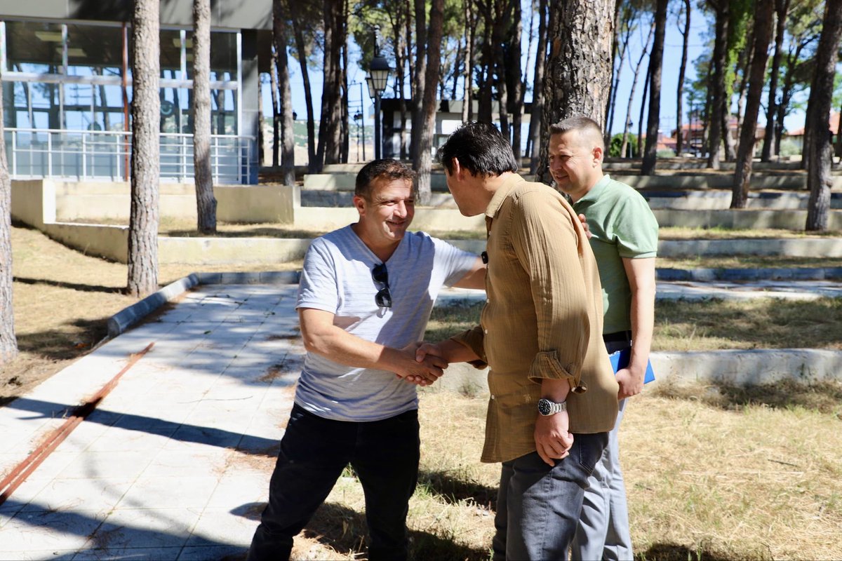 muratdaban45's tweet photo. Nazmi Gürcan parkımızda devam edem çalışmaları yerinde inceledik, çalışma arkadaşlarımıza kolaylıklar diledik. https://t.co/a2AsGxftvX