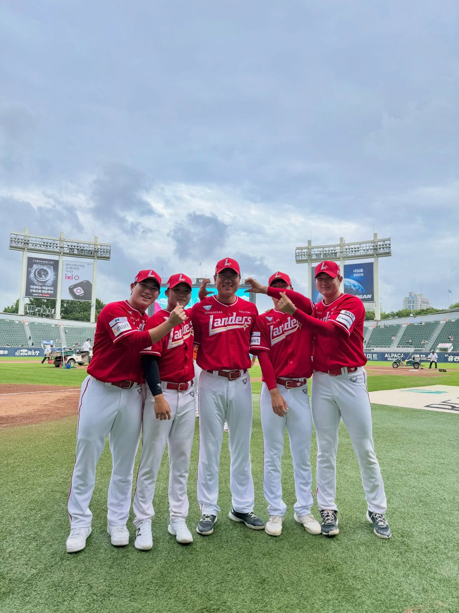 mylanders2's tweet photo. 퓨쳐스 가족 사진 앙 ♡
올해두 정궈니 볼하트 ㅋㅋ https://t.co/Obudn7s62W